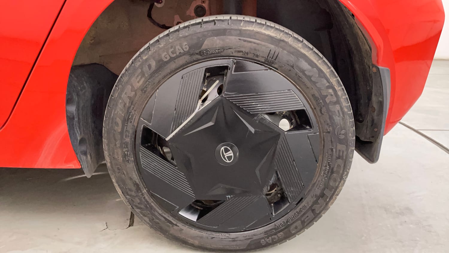 Used 2025 Tata Altroz Pure S Petrol 5AMT Petrol Automatic tyres LEFT REAR TYRE RIM VIEW