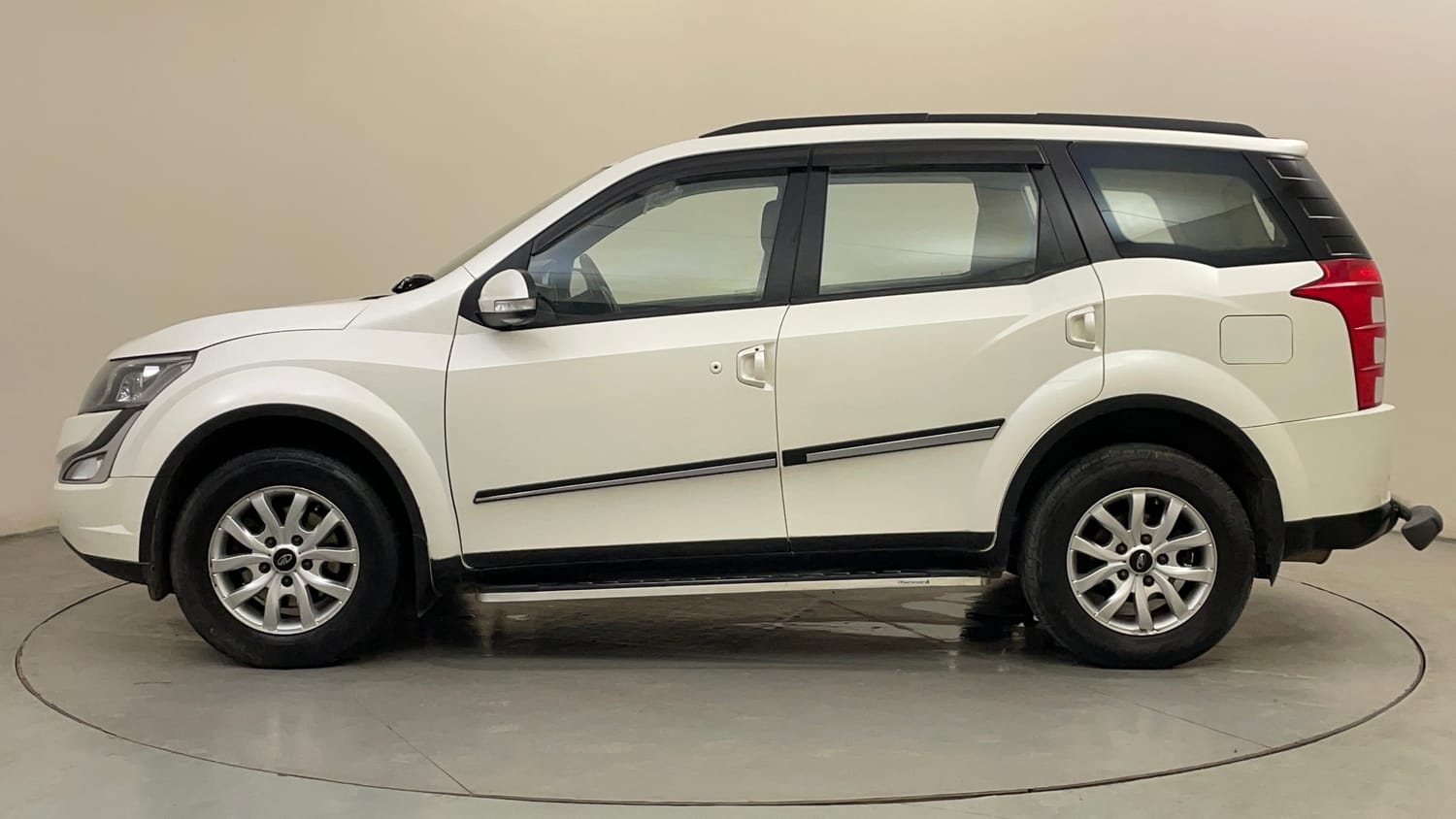 Used 2018 Mahindra XUV500 W9 AT Diesel Automatic exterior LEFT SIDE VIEW