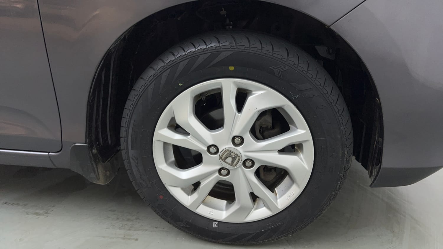 Used 2019 Honda Amaze 1.2 V CVT Petrol Petrol Automatic tyres RIGHT FRONT TYRE RIM VIEW