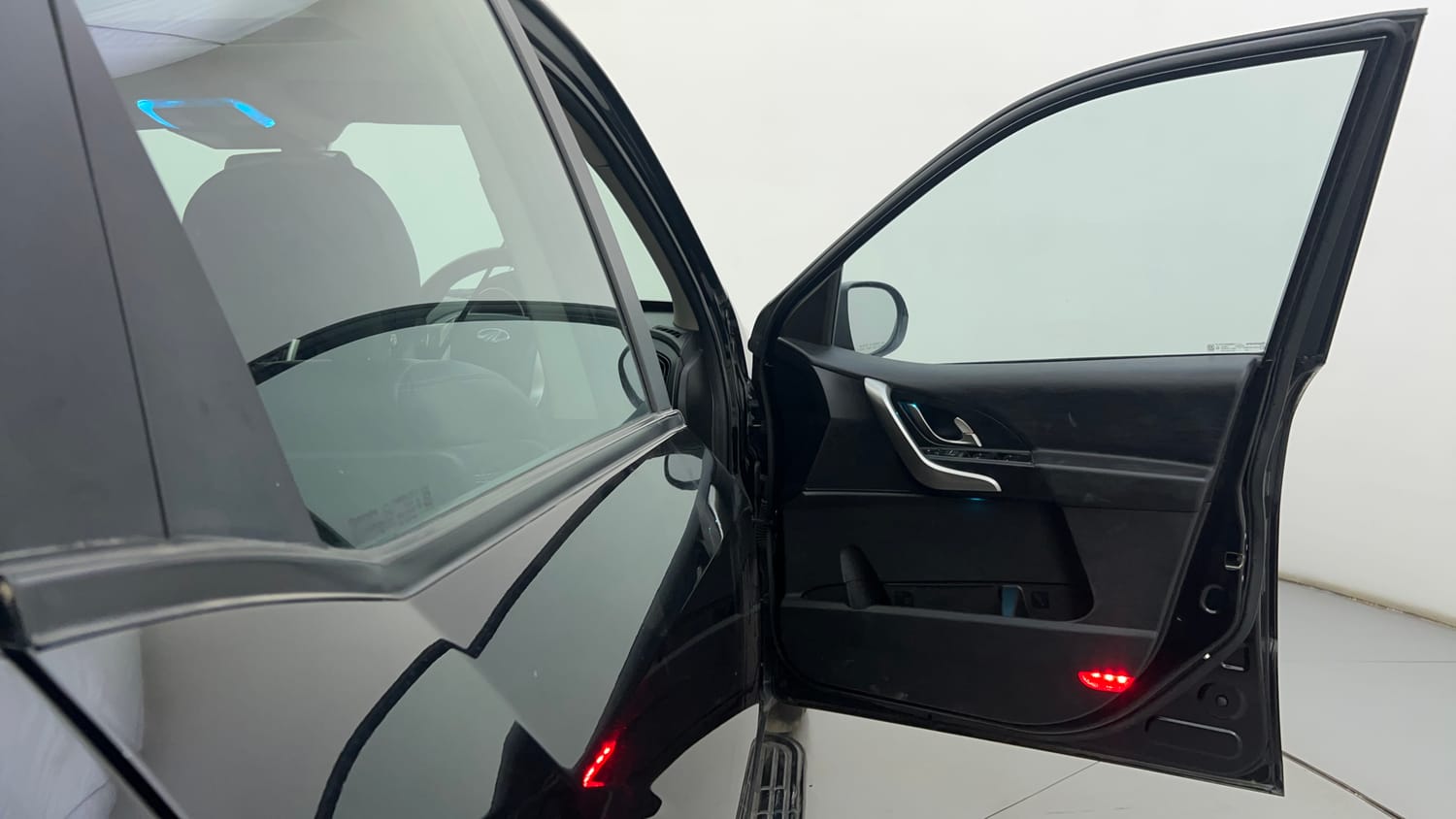 Used 2021 Mahindra XUV500 W9 Diesel Manual interior RIGHT FRONT DOOR OPEN VIEW