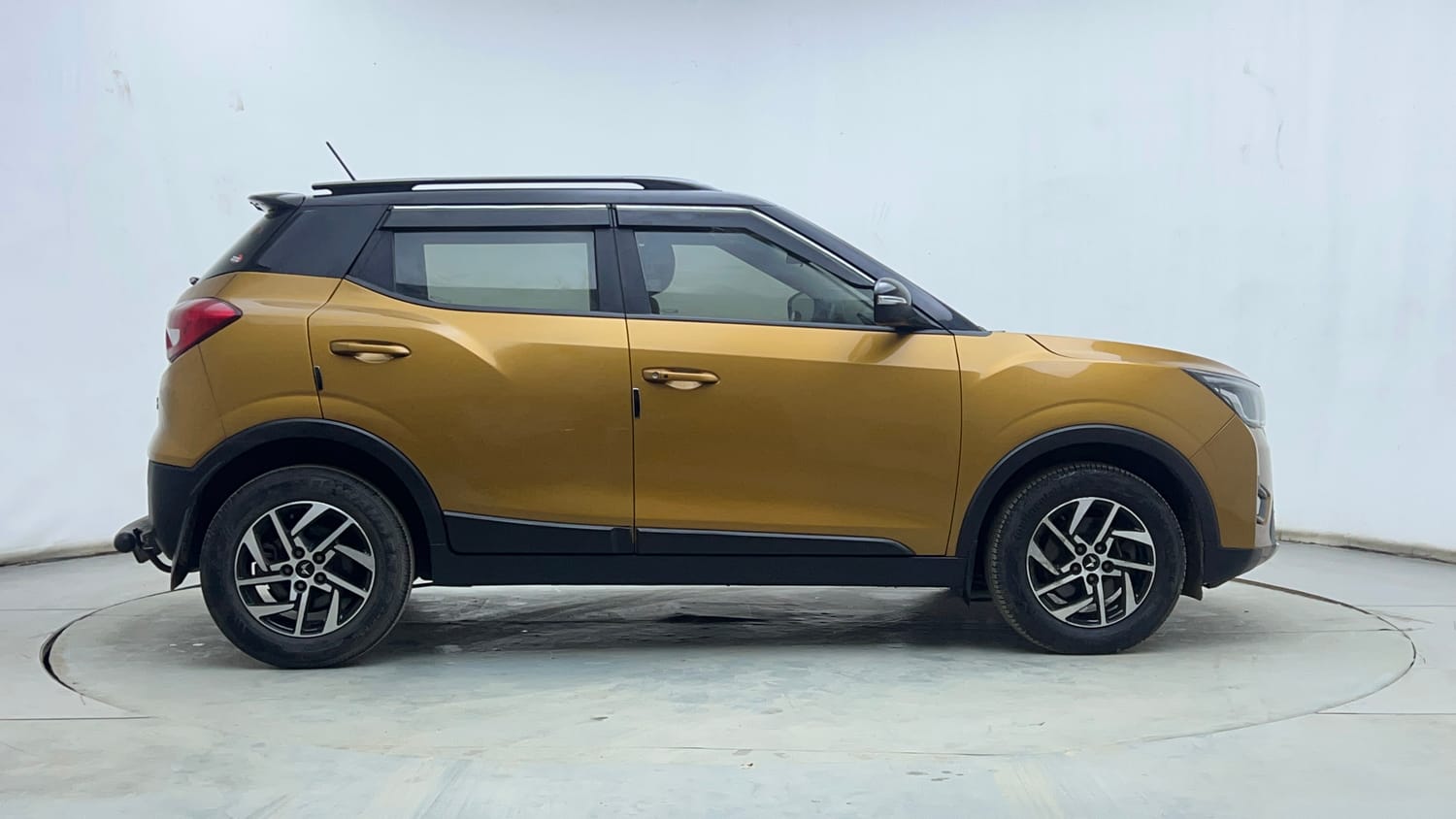 Used 2023 Mahindra XUV 300 W8 1.2 Petrol Petrol Manual exterior RIGHT SIDE VIEW