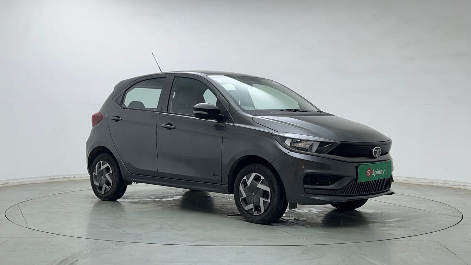 Used 2026 Tata Tiago EV XT Medium Range Electric Automatic exterior RIGHT FRONT CORNER VIEW