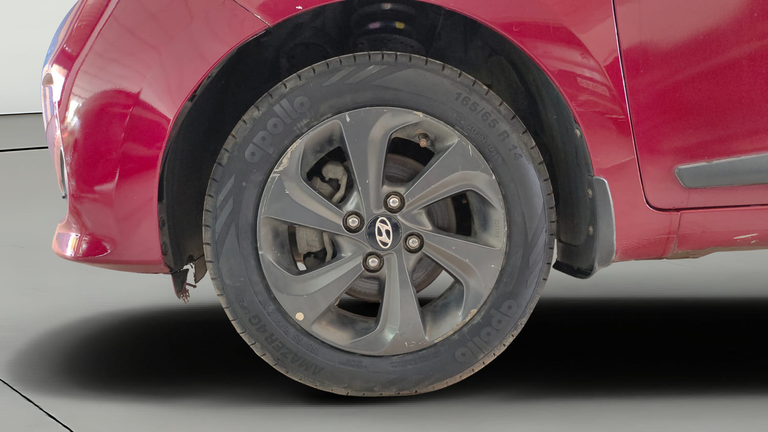Used 2018 Hyundai Grand i10 Sportz 1.2 Kappa VTVT Dual Tone Petrol Manual tyres LEFT FRONT TYRE RIM VIEW