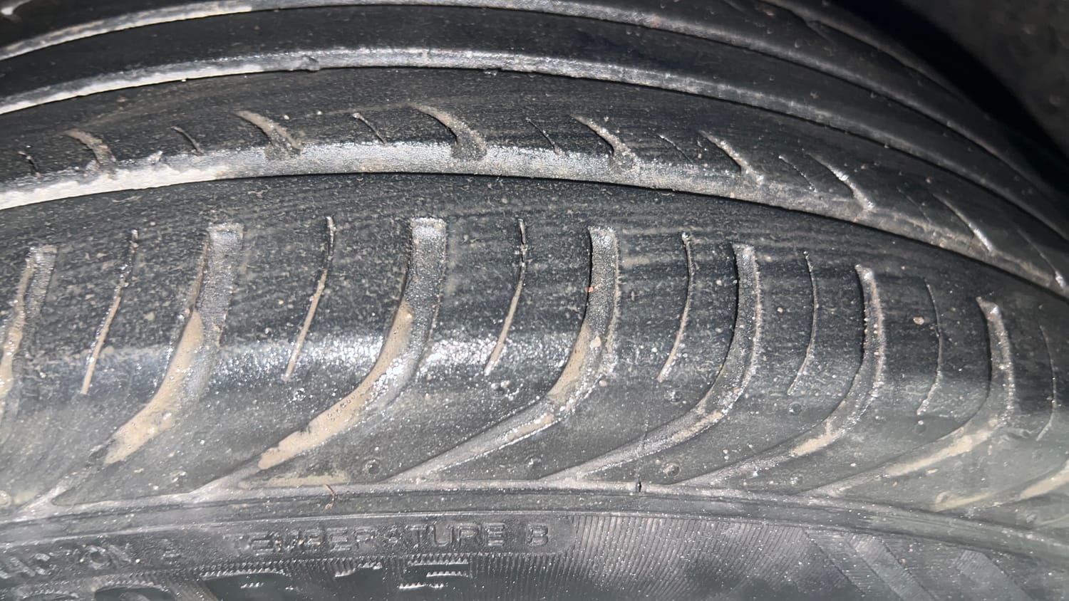 Used 2014 Volkswagen Polo Comfortline 1.2L (P) Petrol Manual tyres RIGHT FRONT TYRE TREAD VIEW