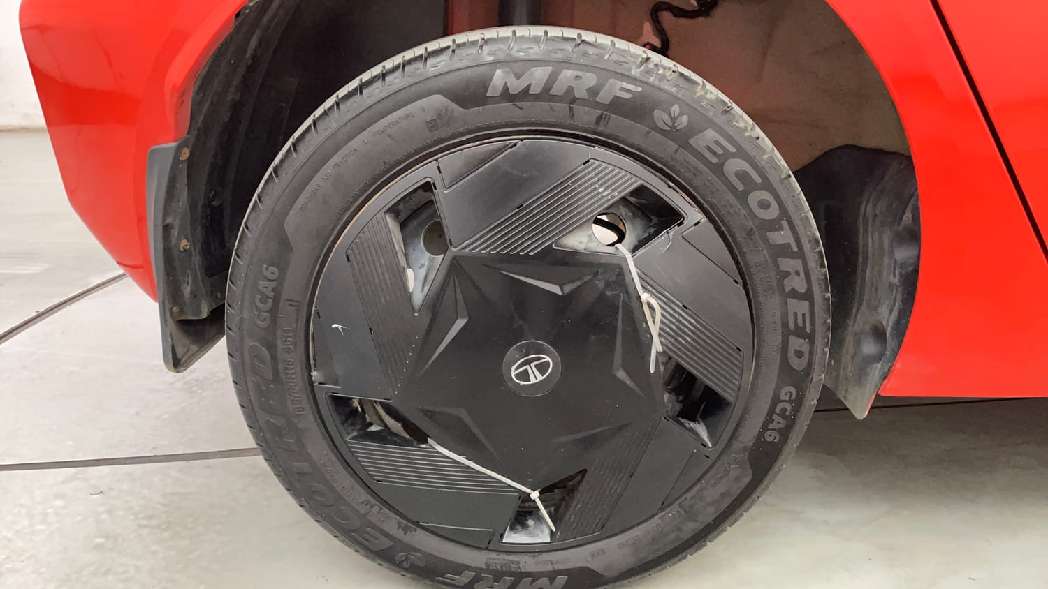 Used 2025 Tata Altroz Pure S Petrol 5AMT Petrol Automatic tyres RIGHT REAR TYRE RIM VIEW