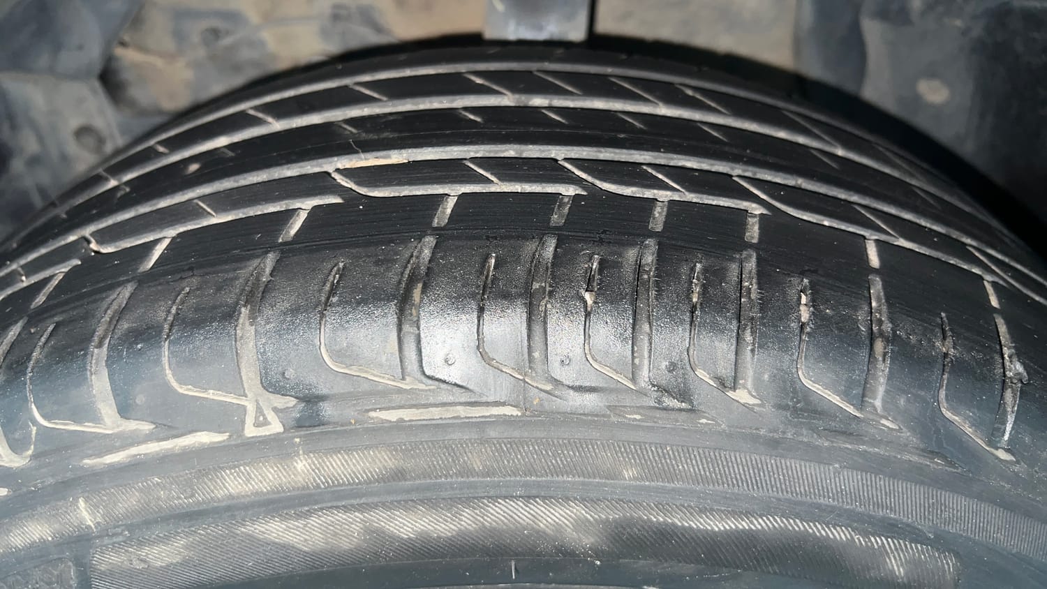Used 2018 Maruti Suzuki Vitara Brezza [2016-2020] VDi Diesel Manual tyres LEFT FRONT TYRE TREAD VIEW