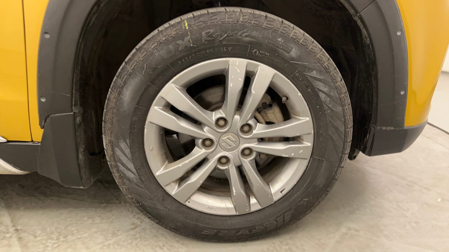 Used 2017 Maruti Suzuki Vitara Brezza ZDi+ Dual Tone Diesel Manual tyres RIGHT FRONT TYRE RIM VIEW
