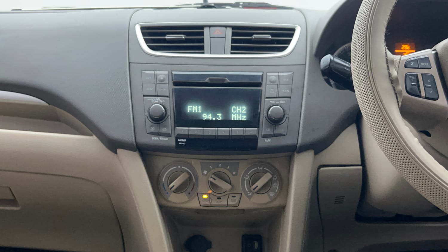 Used 2014 Maruti Suzuki Ertiga ZXi Petrol Manual interior MUSIC SYSTEM & AC CONTROL VIEW