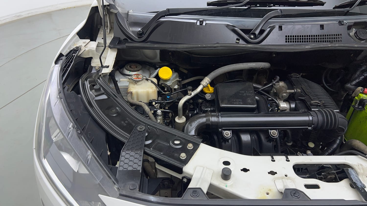 Used 2022 Nissan Magnite XE Petrol Manual engine ENGINE RIGHT SIDE VIEW
