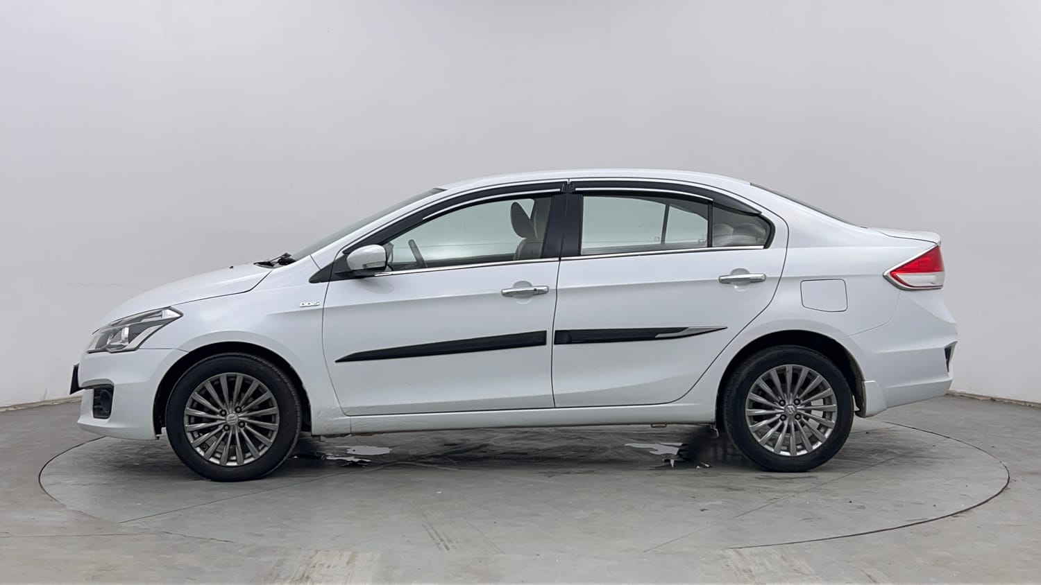 Used 2015 Maruti Suzuki Ciaz ZDi+ SHVS Diesel Manual exterior LEFT SIDE VIEW