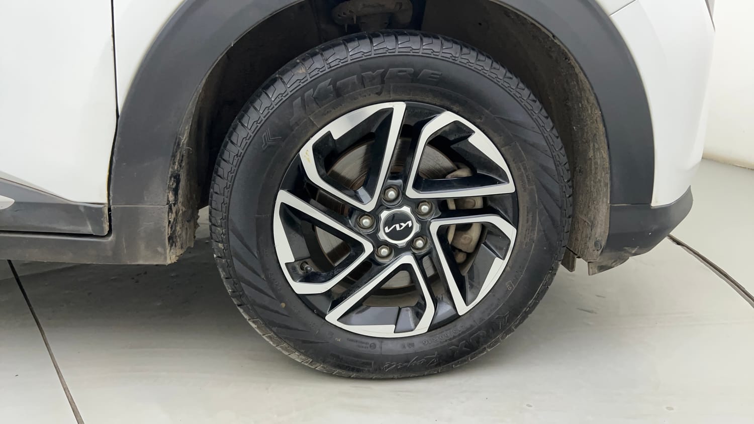 Used 2022 Kia Carens Luxury Plus 1.4 Petrol 7 STR Petrol Manual tyres RIGHT FRONT TYRE RIM VIEW