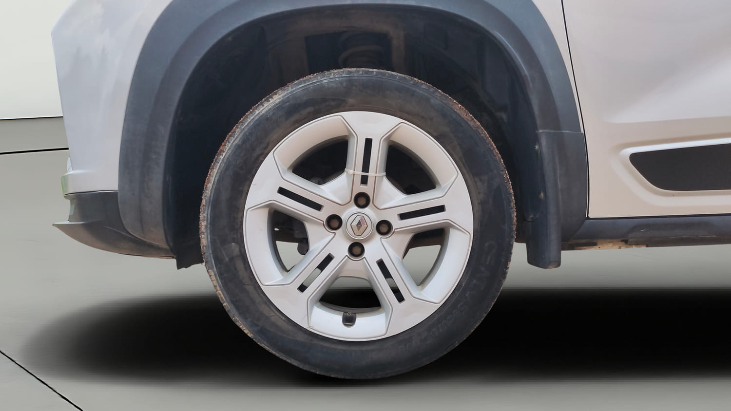 Used 2021 Renault Kiger RXT MT Petrol Manual tyres LEFT FRONT TYRE RIM VIEW