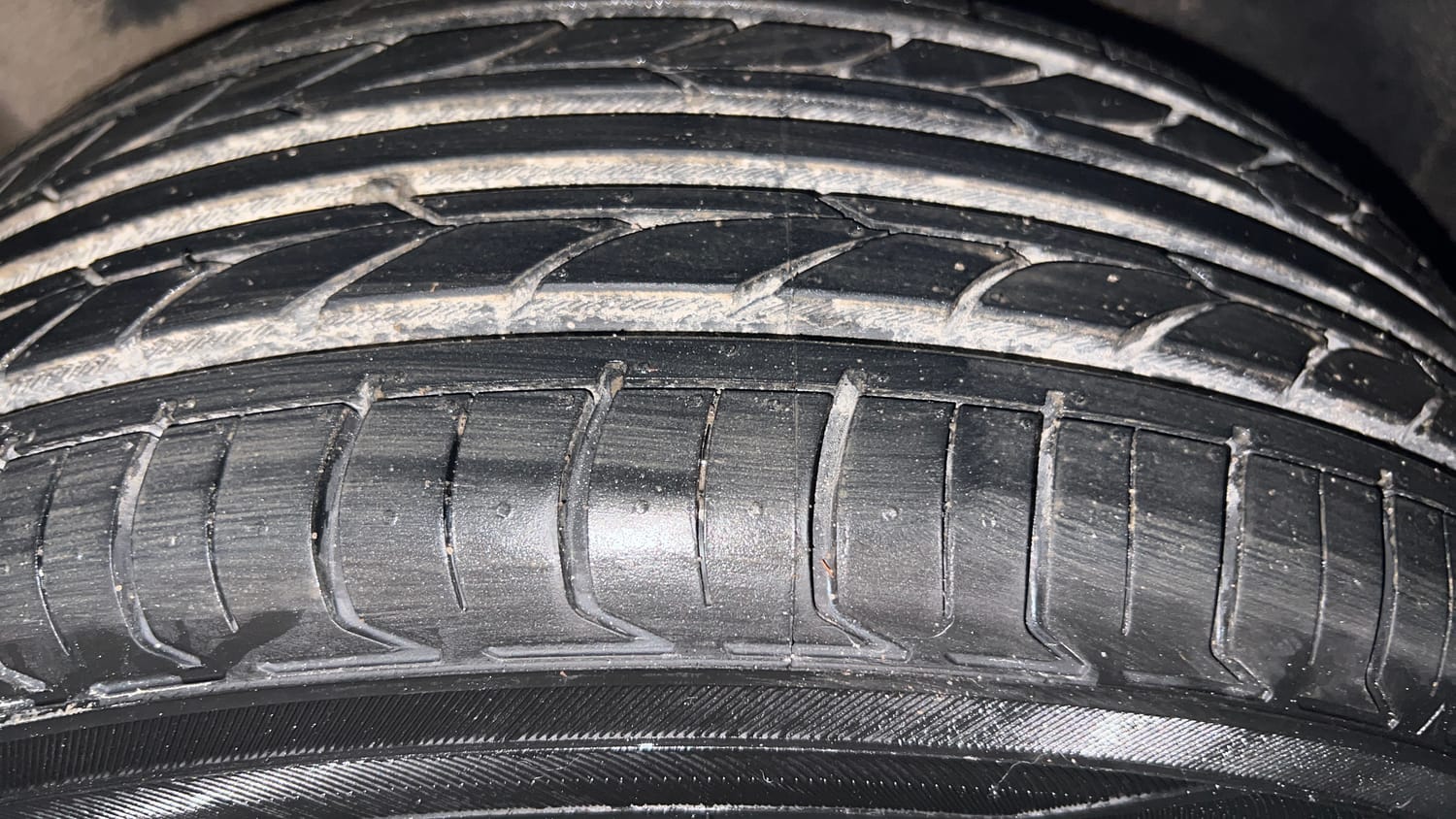 Used 2014 Volkswagen Polo Comfortline 1.2L (P) Petrol Manual tyres LEFT REAR TYRE TREAD VIEW