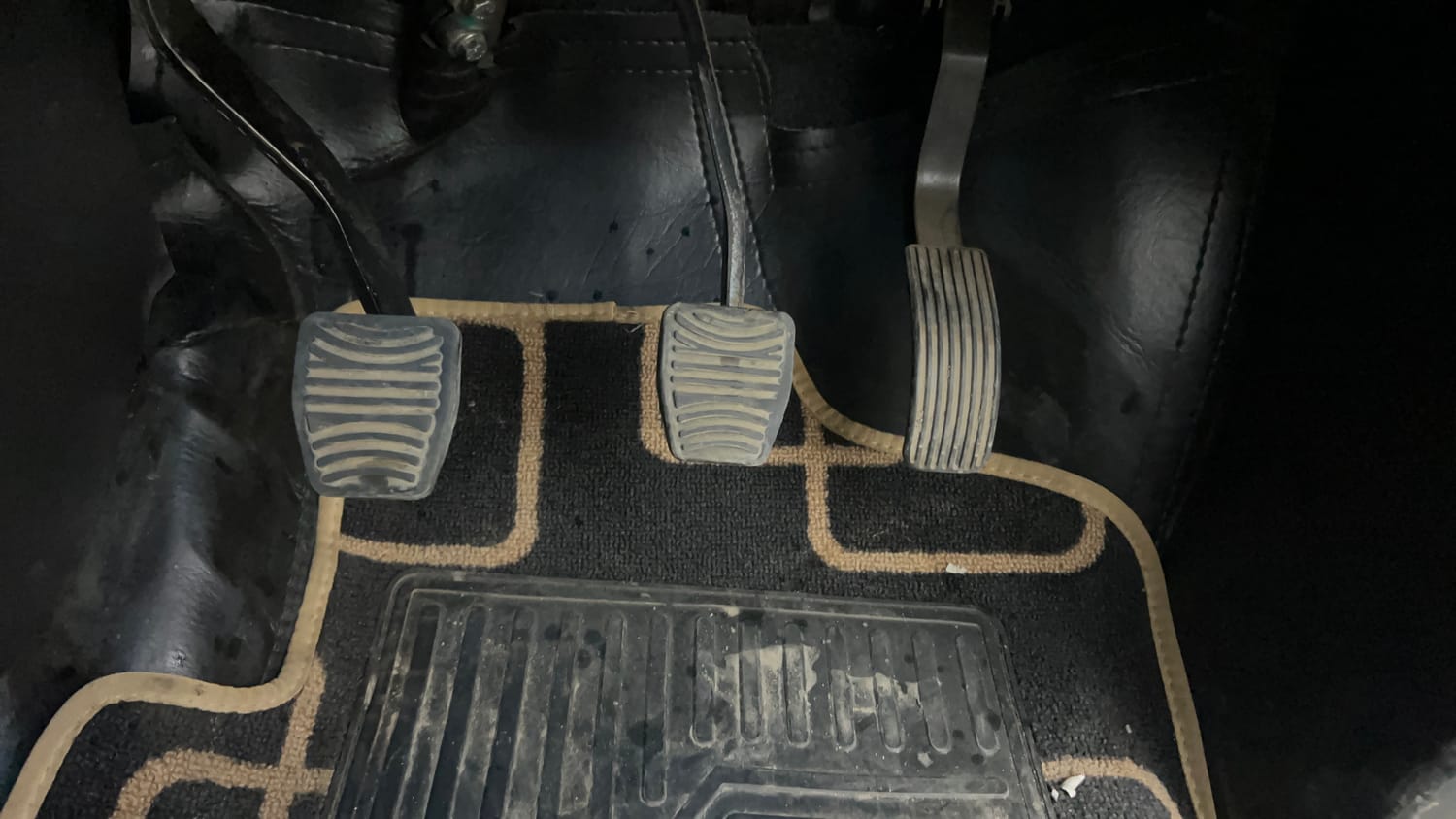 Used 2021 Mahindra XUV500 W9 Diesel Manual interior PEDALS VIEW