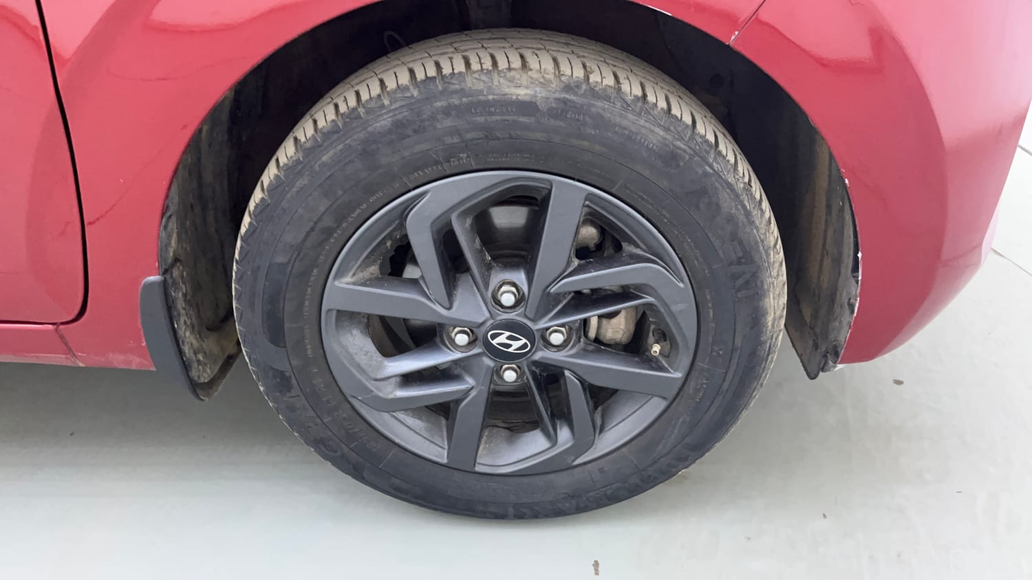 Used 2021 Hyundai Grand i10 Nios Sportz AMT 1.2 Kappa VTVT Petrol Automatic tyres RIGHT FRONT TYRE RIM VIEW