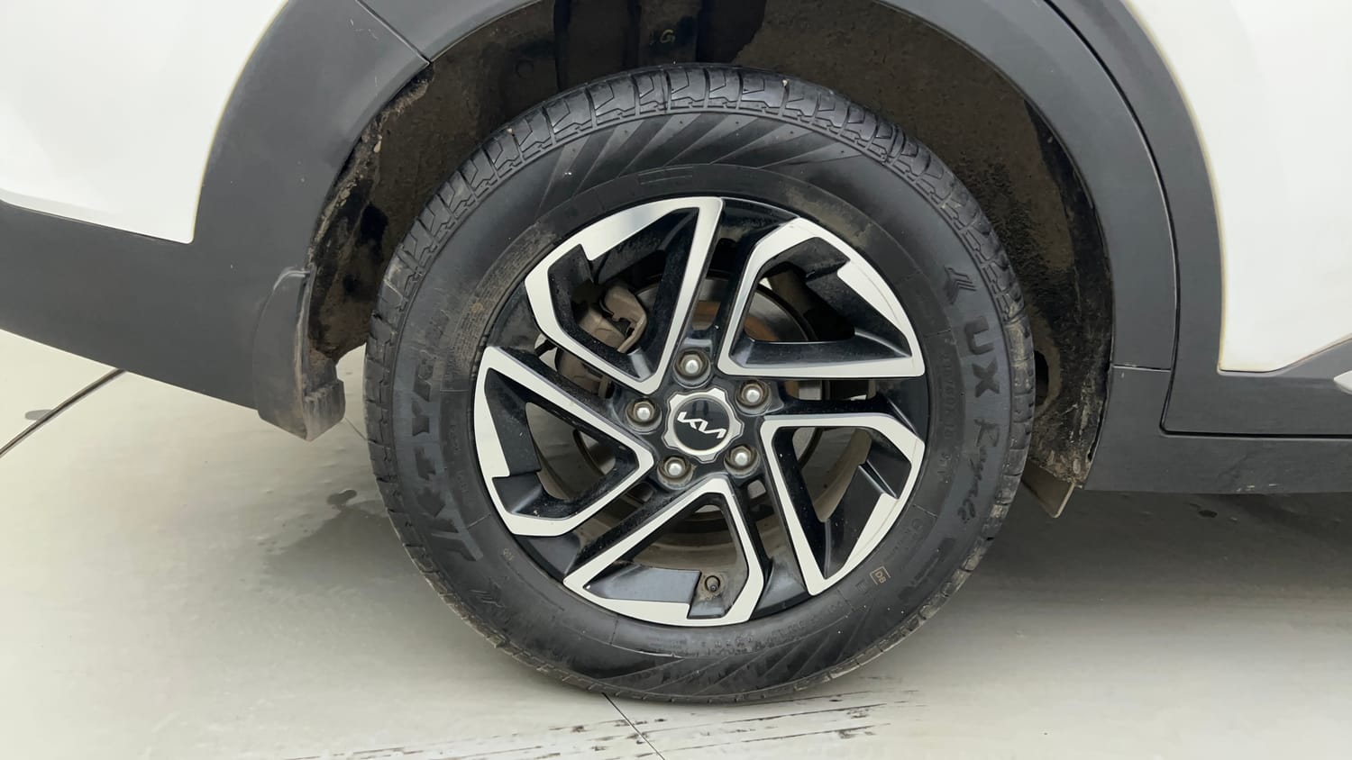 Used 2022 Kia Carens Luxury Plus 1.4 Petrol 7 STR Petrol Manual tyres RIGHT REAR TYRE RIM VIEW