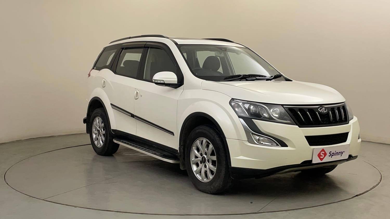 Used 2018 Mahindra XUV500 W9 AT Diesel Automatic exterior RIGHT FRONT CORNER VIEW
