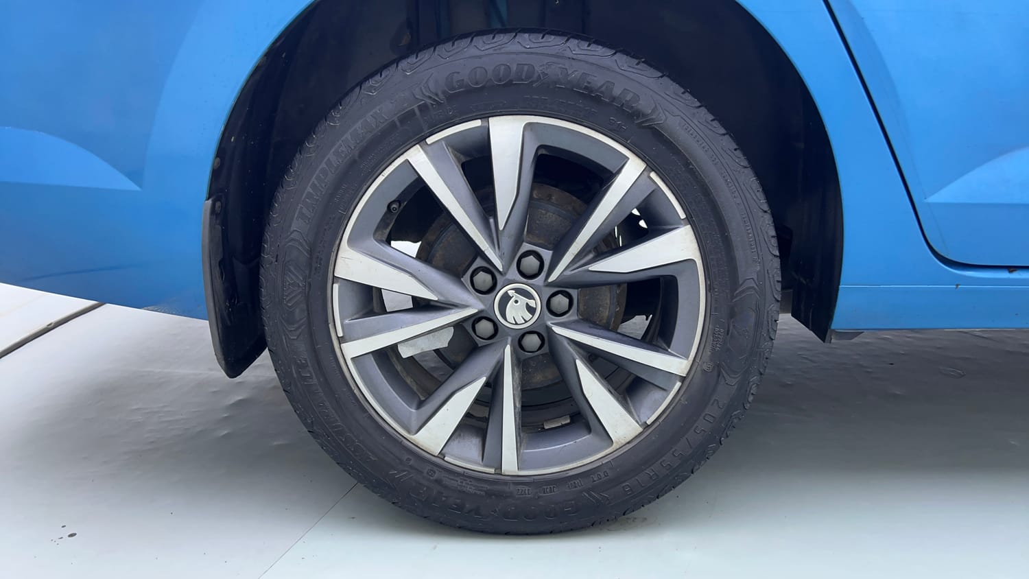 Used 2022 Skoda Slavia Style 1.0L TSI MT Petrol Manual tyres RIGHT REAR TYRE RIM VIEW