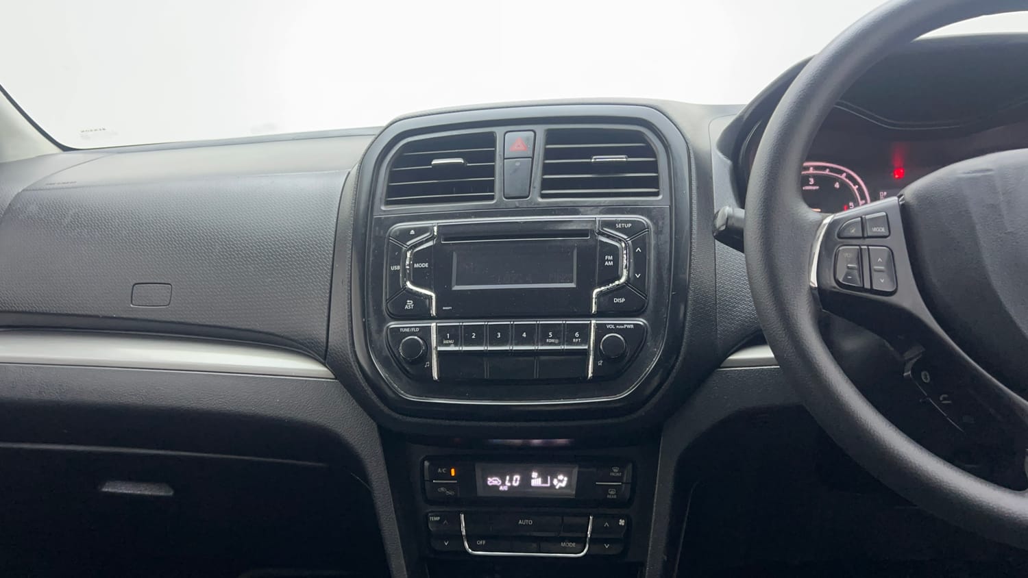 Used 2018 Maruti Suzuki Vitara Brezza [2016-2020] VDi Diesel Manual top_features Integrated (in-dash) music system