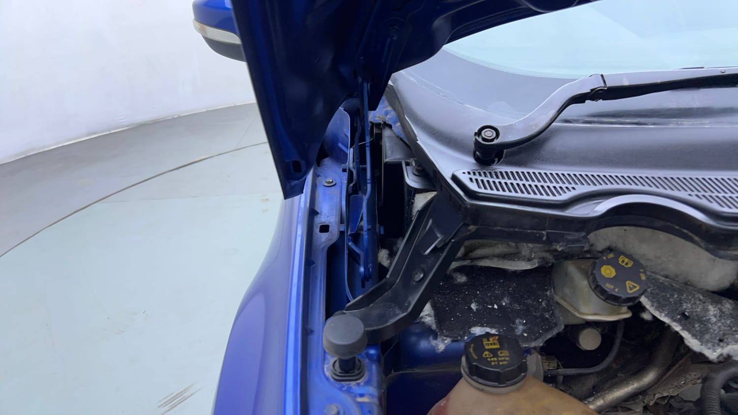Used 2018 Ford EcoSport Titanium 1.5L Ti-VCT Petrol Manual engine ENGINE RIGHT SIDE HINGE & APRON VIEW