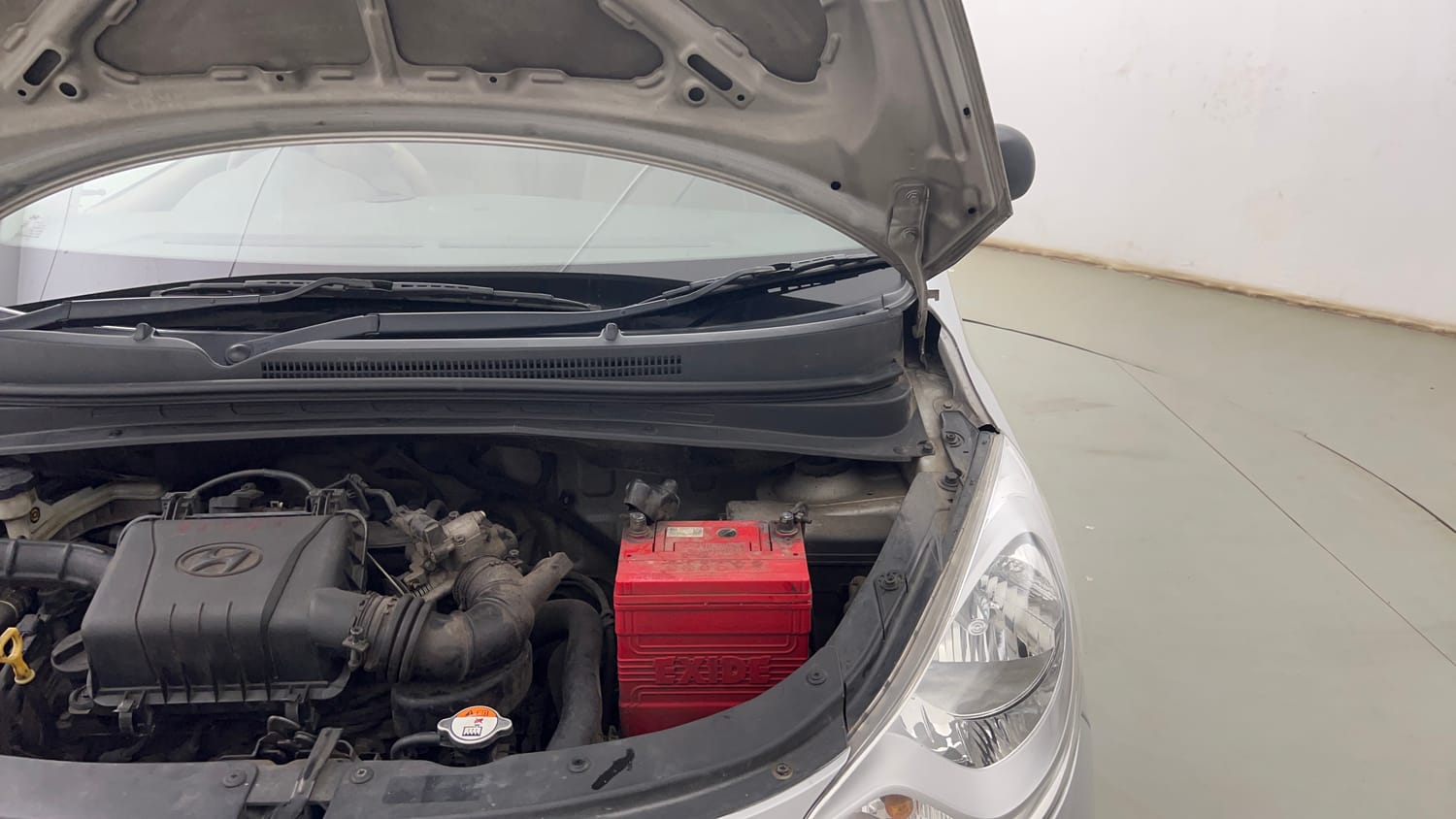 Used 2015 Hyundai i10 Magna 1.1 iRDE2 Petrol Manual engine ENGINE LEFT SIDE HINGE & APRON VIEW