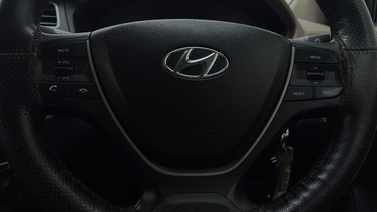 Used 2018 Hyundai Elite i20 Sportz 1.2 Petrol Manual top_features Steering mounted controls