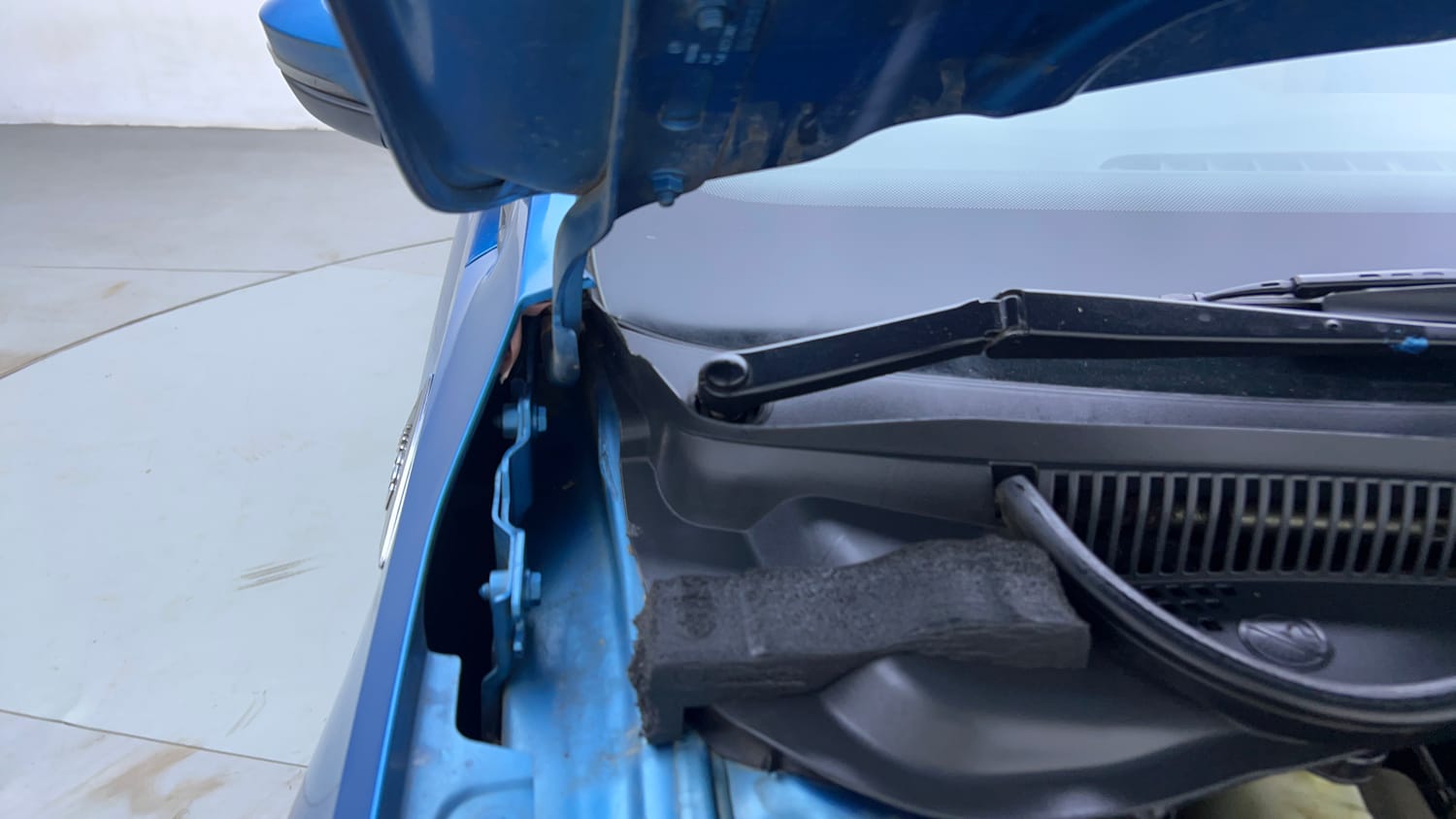 Used 2022 Skoda Slavia Style 1.0L TSI MT Petrol Manual engine ENGINE RIGHT SIDE HINGE & APRON VIEW