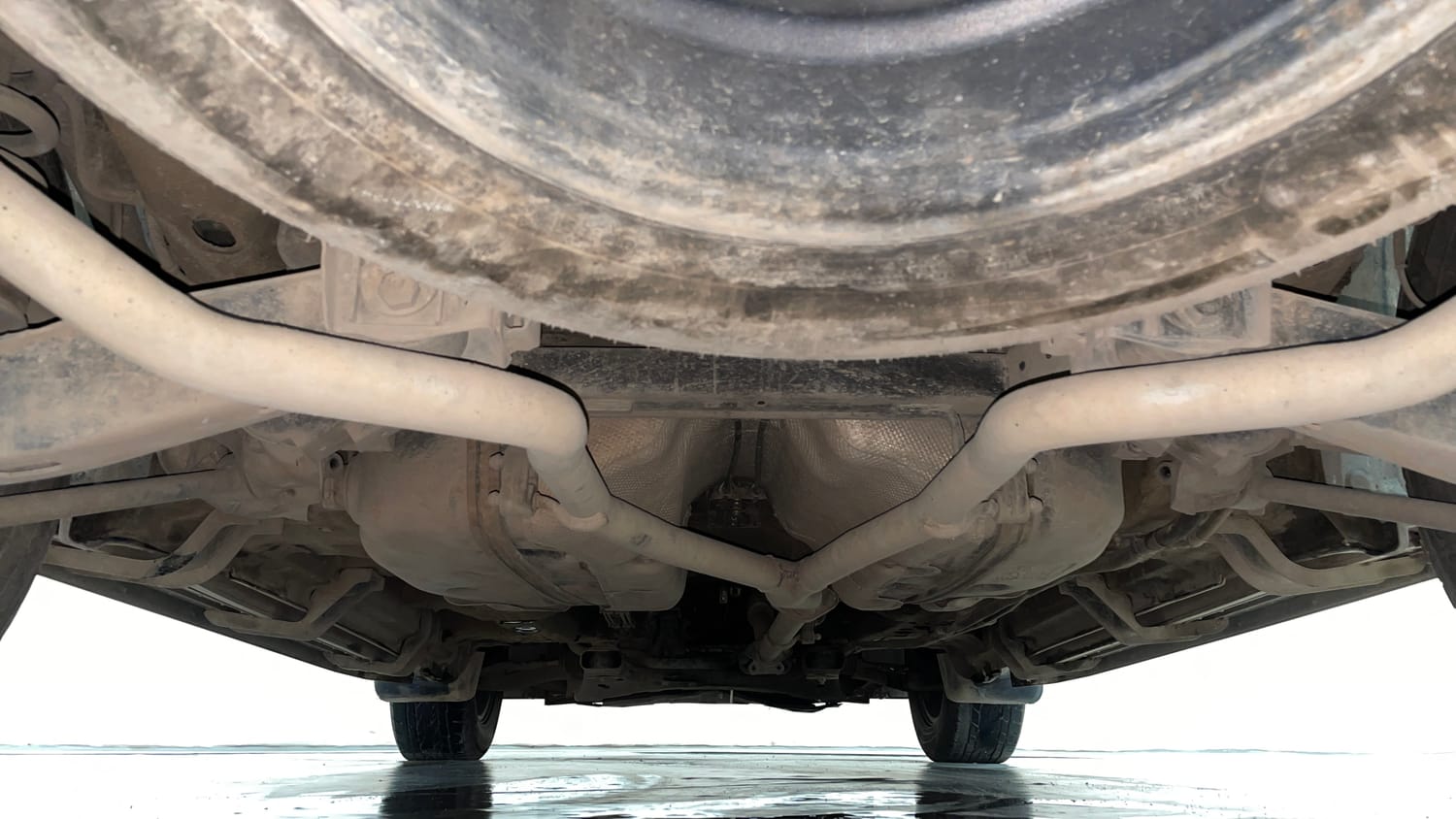 Used 2018 Mahindra XUV500 W9 AT Diesel Automatic extra REAR UNDERBODY VIEW (TAKEN FROM REAR)