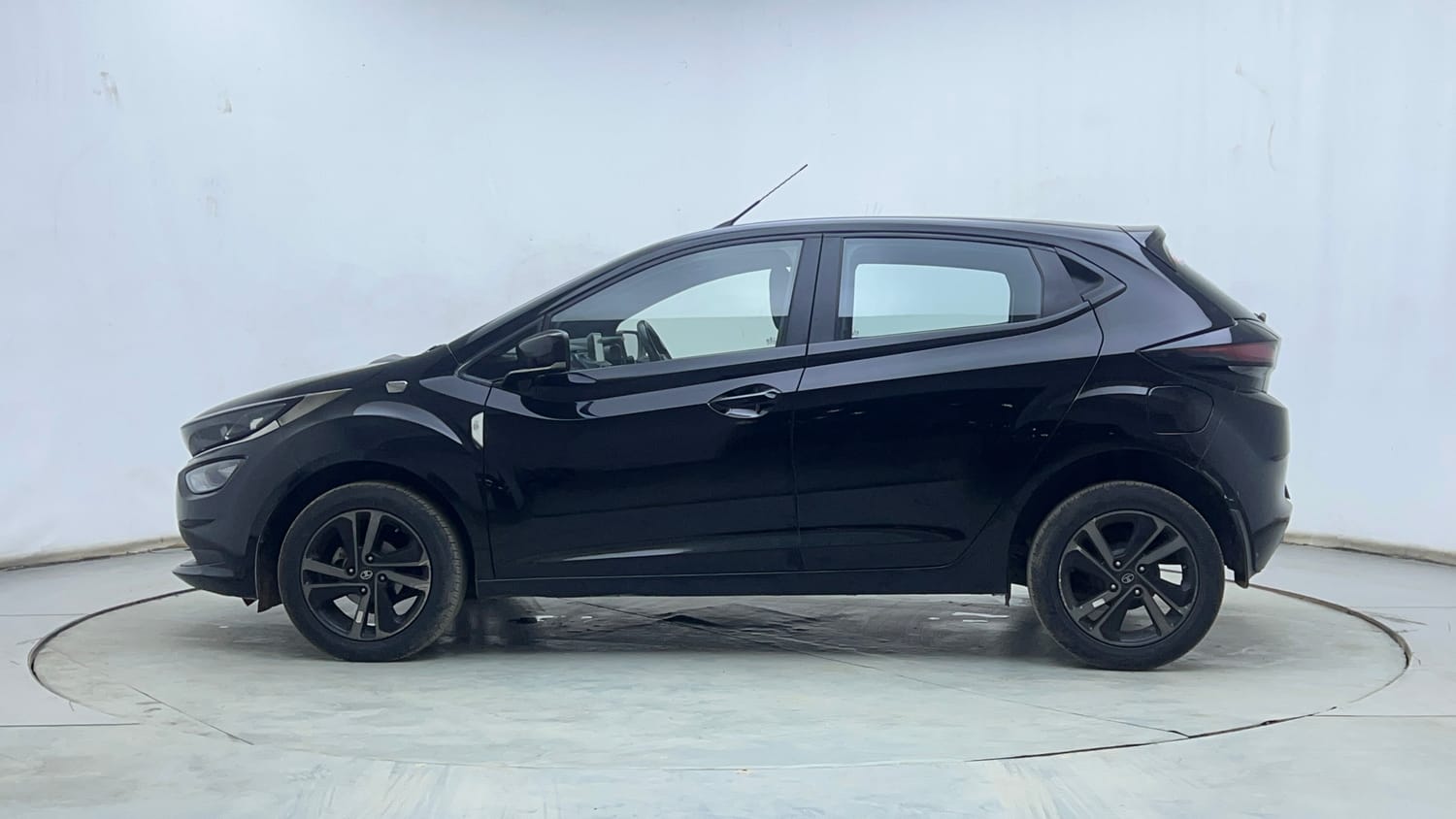 Used 2022 Tata Altroz XZ Plus Petrol Dark Edition Petrol Manual exterior LEFT SIDE VIEW