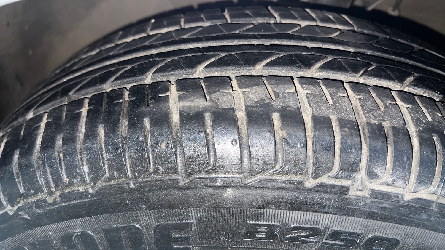 Used 2018 Hyundai Elite i20 Sportz 1.2 Petrol Manual tyres LEFT FRONT TYRE TREAD VIEW