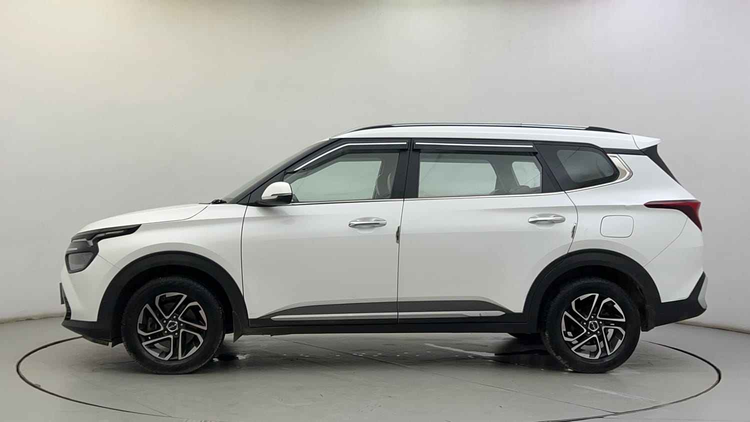 Used 2022 Kia Carens Luxury Plus 1.4 Petrol 7 STR Petrol Manual exterior LEFT SIDE VIEW