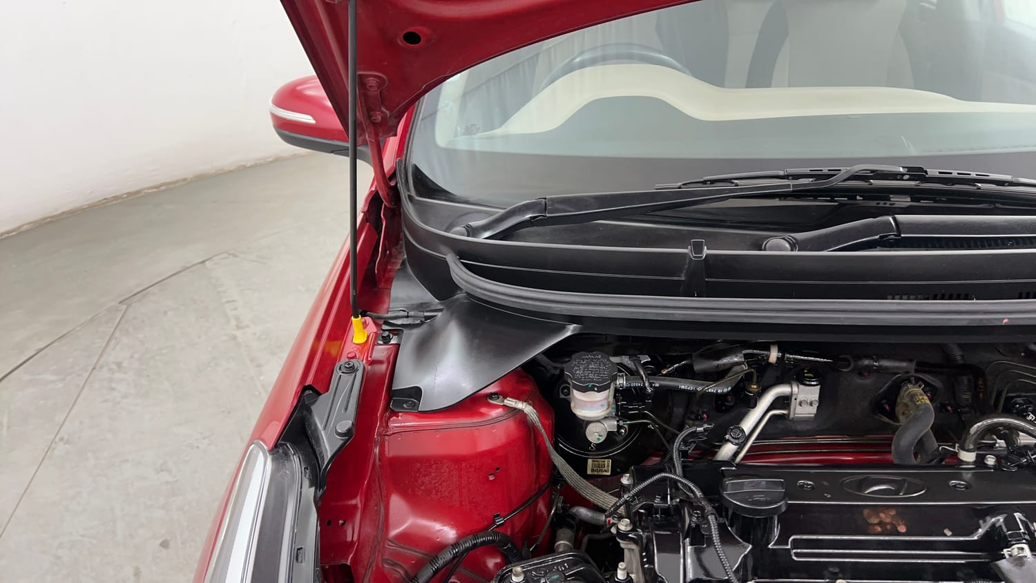 Used 2015 Hyundai Elite i20 Asta 1.2 Petrol Manual engine ENGINE RIGHT SIDE HINGE & APRON VIEW