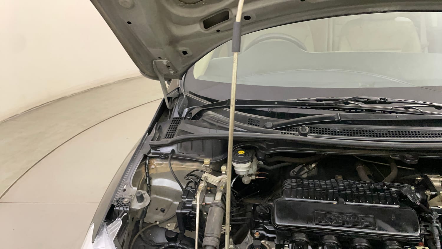 Used 2016 Honda City VX Petrol Manual engine ENGINE RIGHT SIDE HINGE & APRON VIEW
