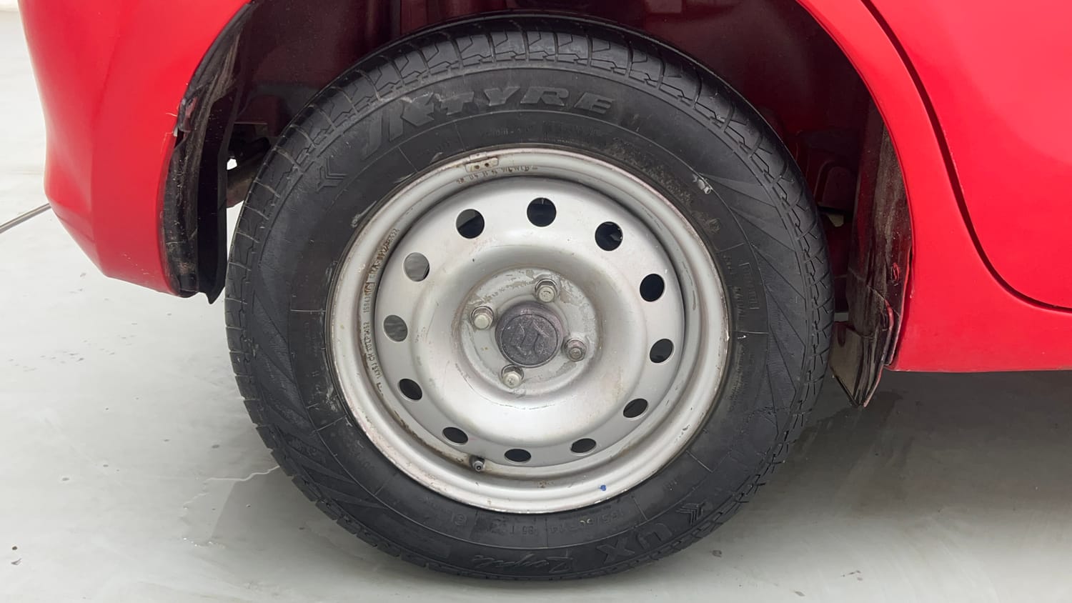 Used 2022 Maruti Suzuki Swift LXi Petrol Manual tyres RIGHT REAR TYRE RIM VIEW