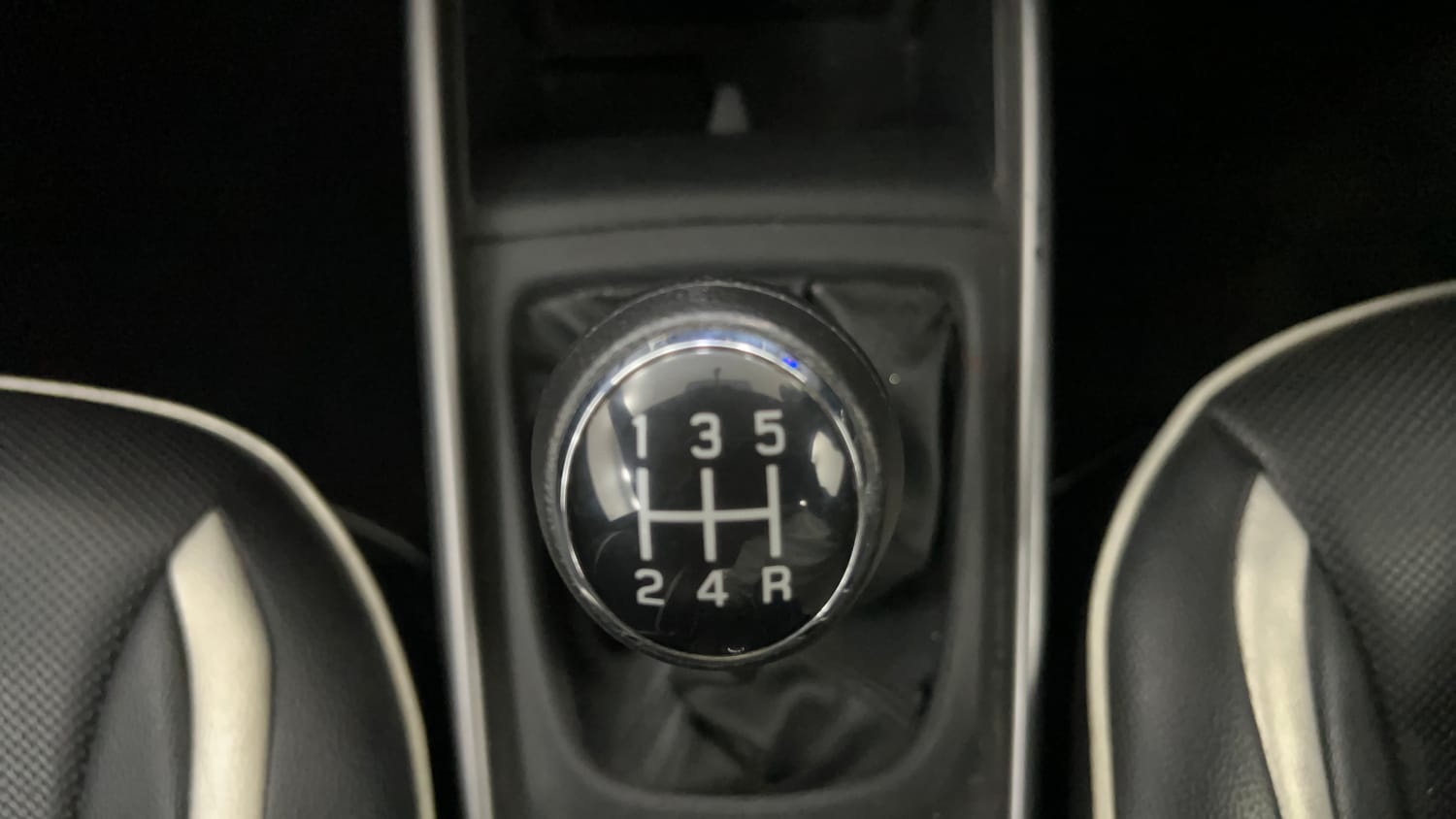 Used 2018 Maruti Suzuki Baleno Delta 1.2 Petrol Manual interior GEAR  KNOB VIEW