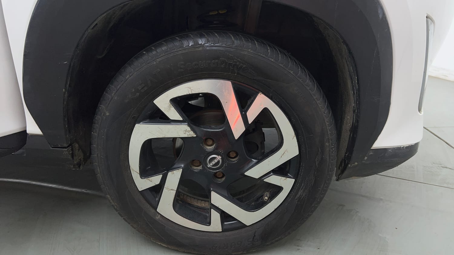 Used 2022 Nissan Magnite XE Petrol Manual tyres RIGHT FRONT TYRE RIM VIEW