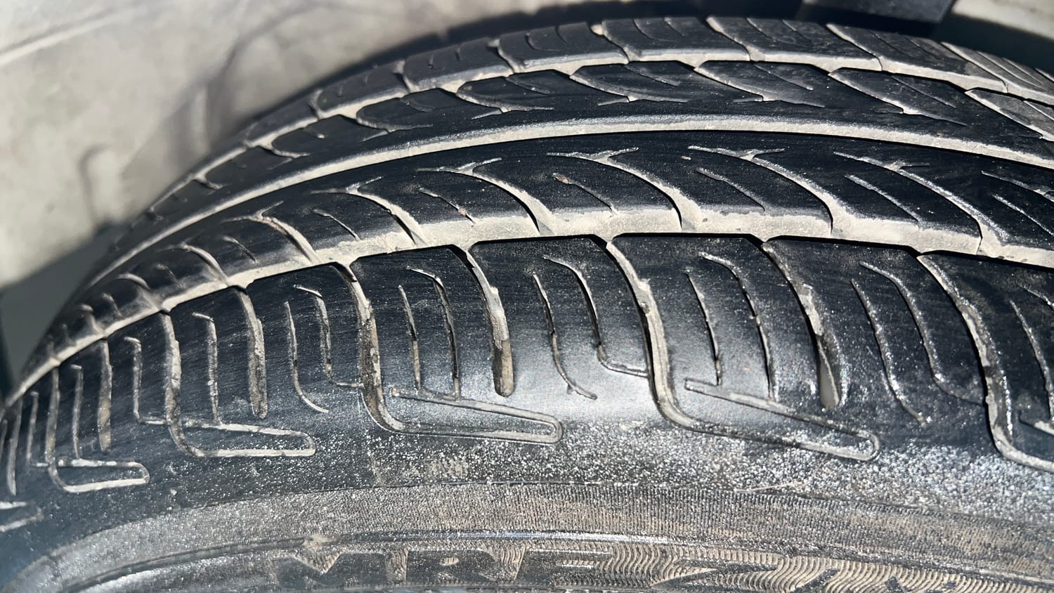Used 2015 Maruti Suzuki Wagon R 1.0 VXI AMT Petrol Automatic tyres RIGHT FRONT TYRE TREAD VIEW