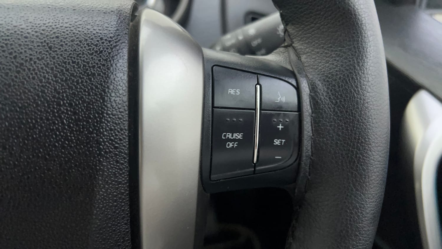 Used 2021 Mahindra XUV500 W9 Diesel Manual top_features Cruise control