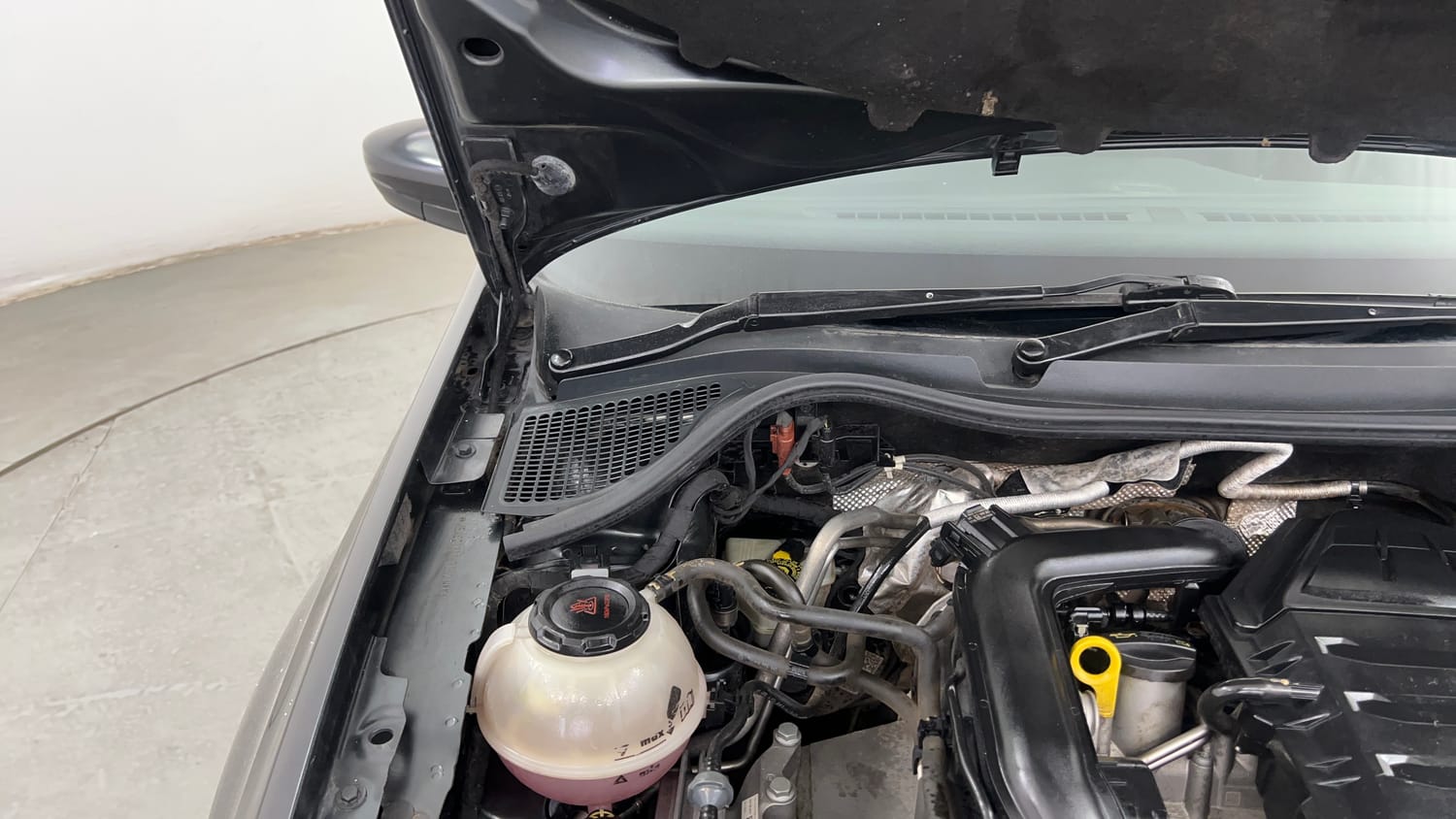 Used 2020 Volkswagen Polo Highline Plus 1.0L TSI Petrol Manual engine ENGINE RIGHT SIDE HINGE & APRON VIEW