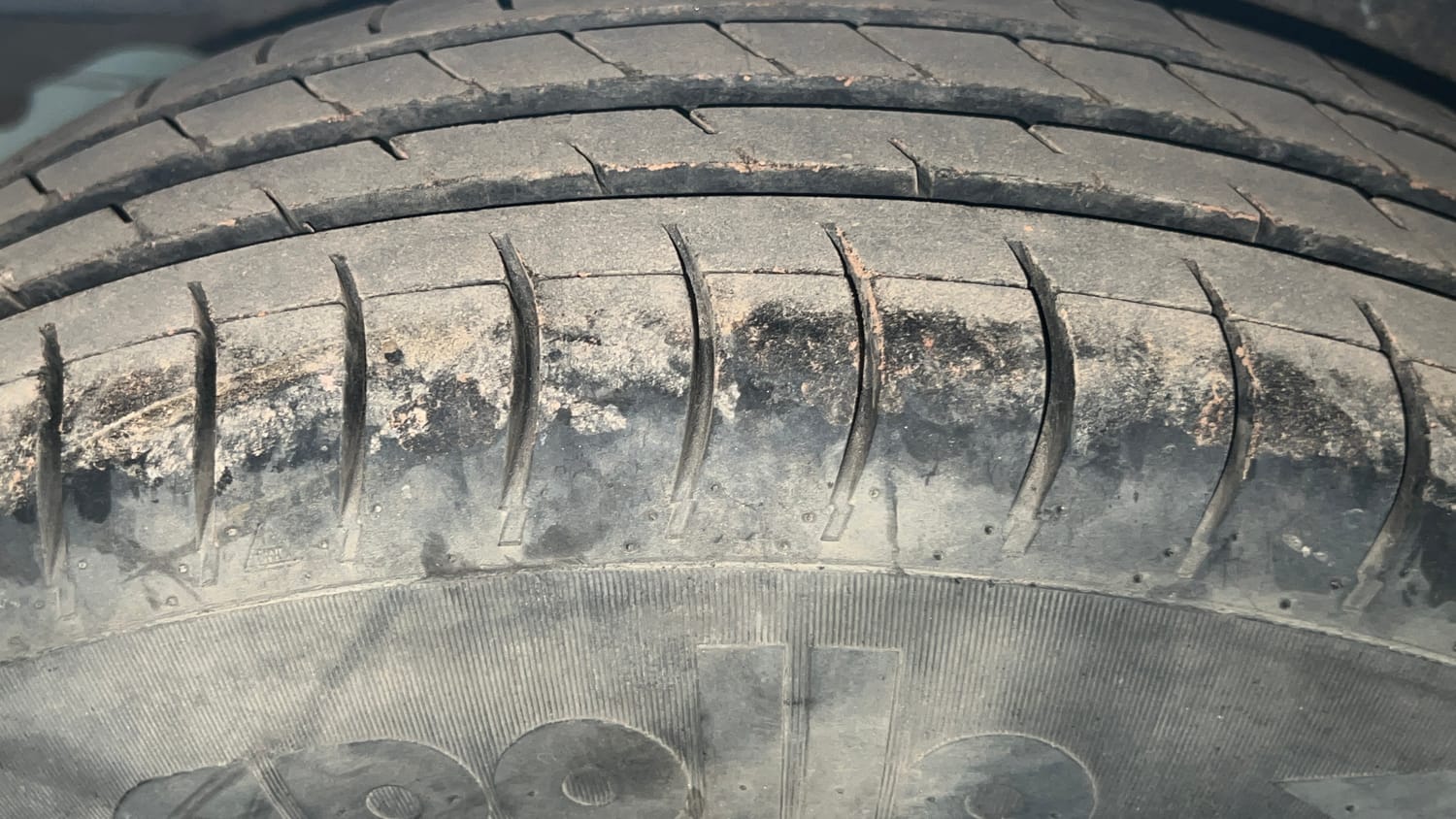 Used 2015 Maruti Suzuki Swift VXi Petrol Manual tyres RIGHT REAR TYRE TREAD VIEW