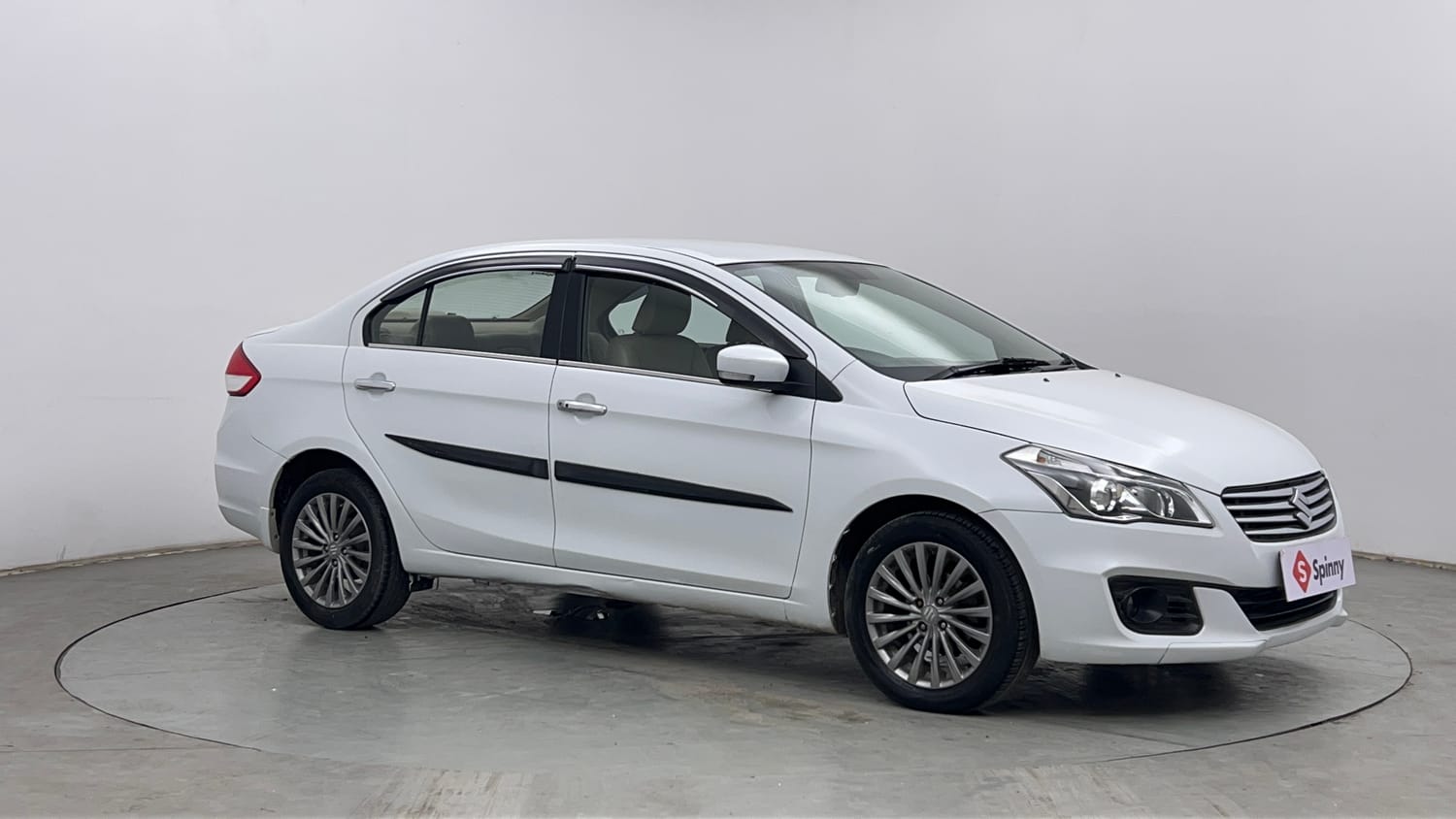 Used 2015 Maruti Suzuki Ciaz ZDi+ SHVS Diesel Manual exterior RIGHT FRONT CORNER VIEW