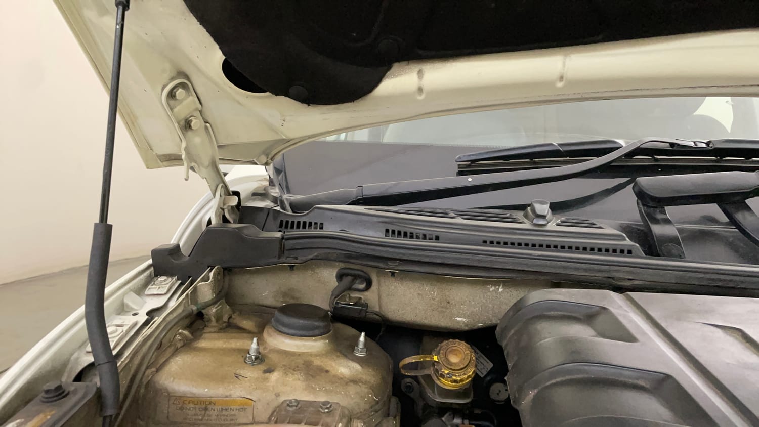 Used 2018 Mahindra XUV500 W9 AT Diesel Automatic engine ENGINE RIGHT SIDE HINGE & APRON VIEW