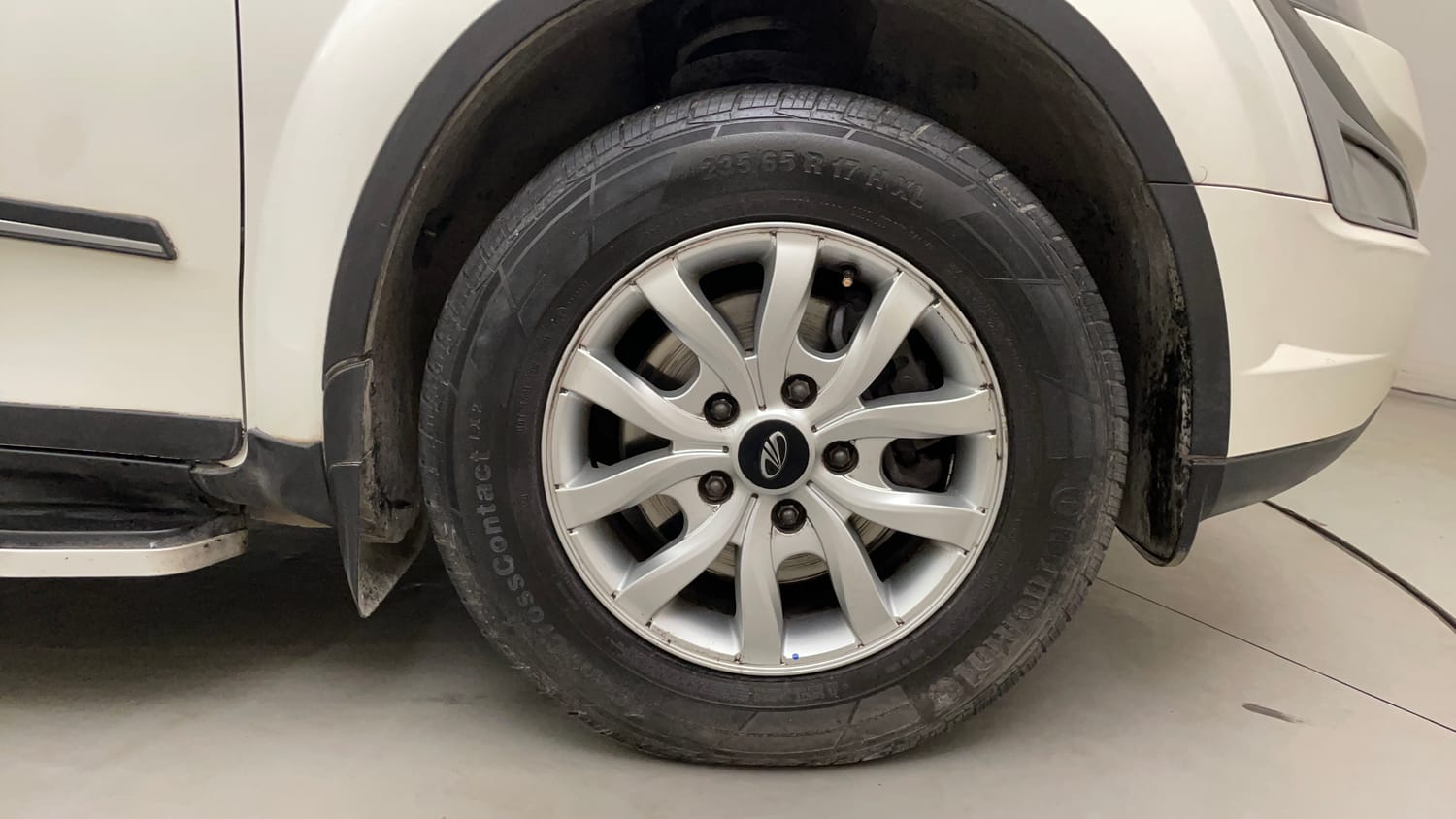 Used 2018 Mahindra XUV500 W9 AT Diesel Automatic tyres RIGHT FRONT TYRE RIM VIEW
