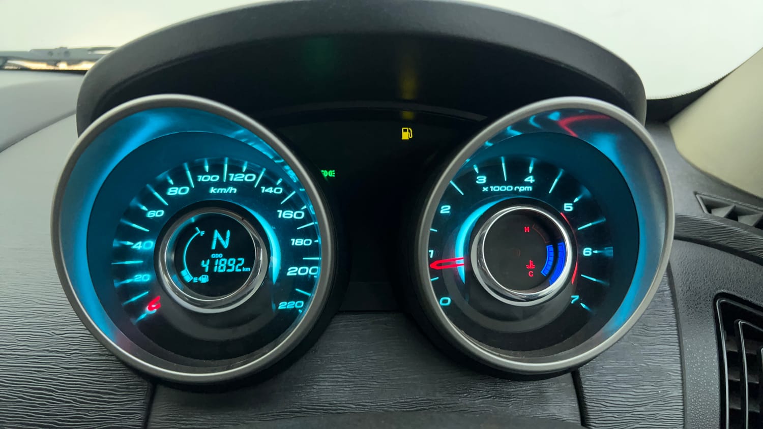 Used 2021 Mahindra XUV500 W9 Diesel Manual interior CLUSTERMETER VIEW