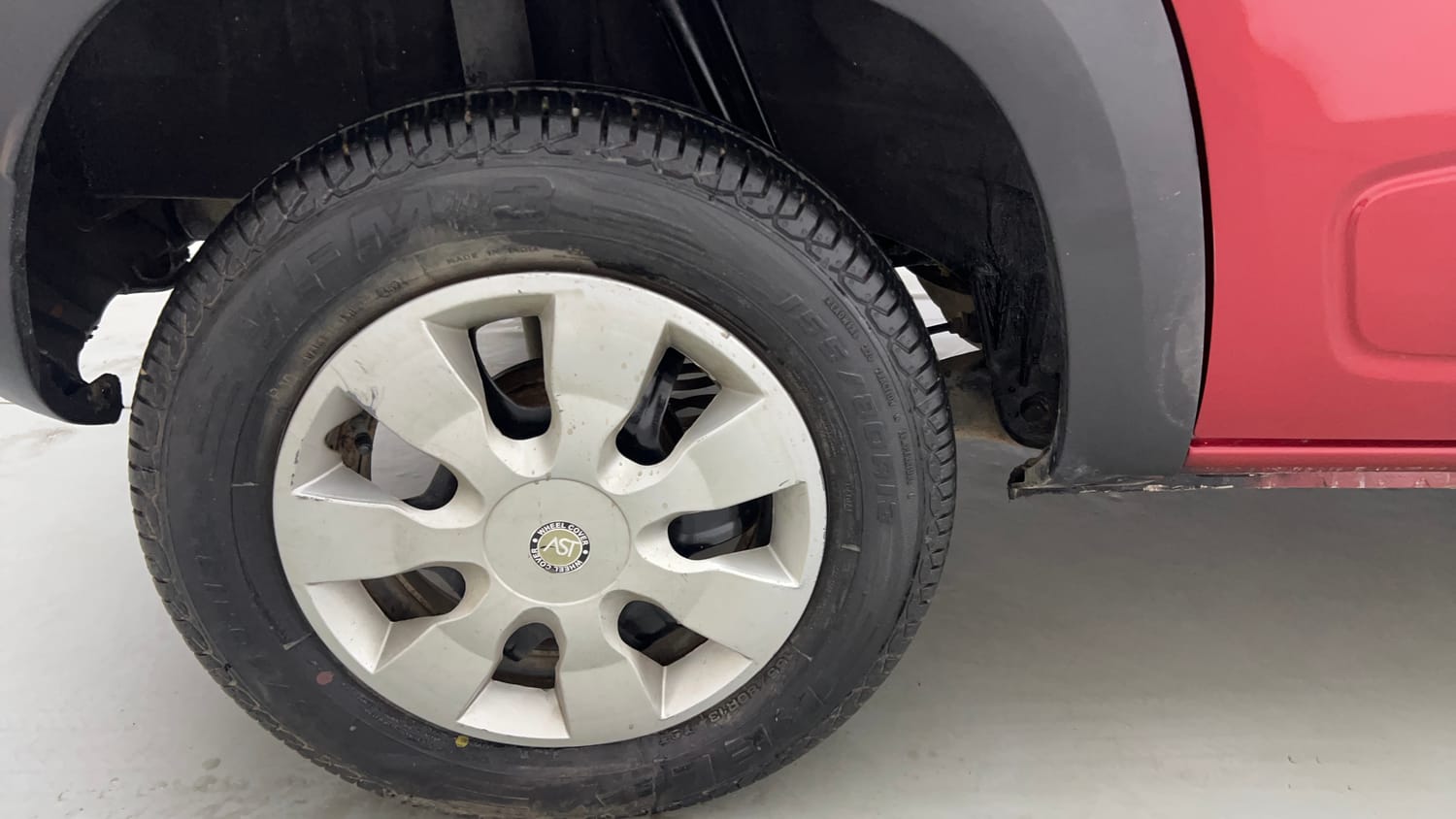 Used 2018 Renault Kwid 1.0 Marvel Iron Man Edition AMT Petrol Automatic tyres RIGHT REAR TYRE RIM VIEW