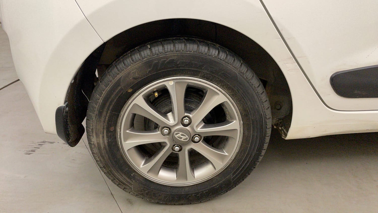 Used 2015 Hyundai Grand i10 Asta 1.2 Kappa VTVT (O) Petrol Manual tyres RIGHT REAR TYRE RIM VIEW