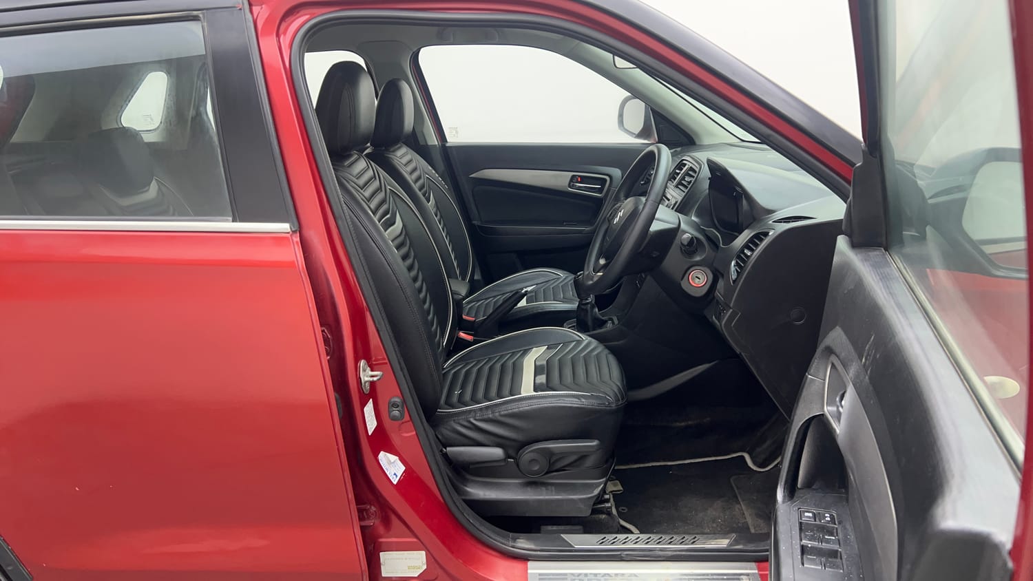 Used 2018 Maruti Suzuki Vitara Brezza [2016-2020] VDi Diesel Manual interior RIGHT SIDE FRONT DOOR CABIN VIEW