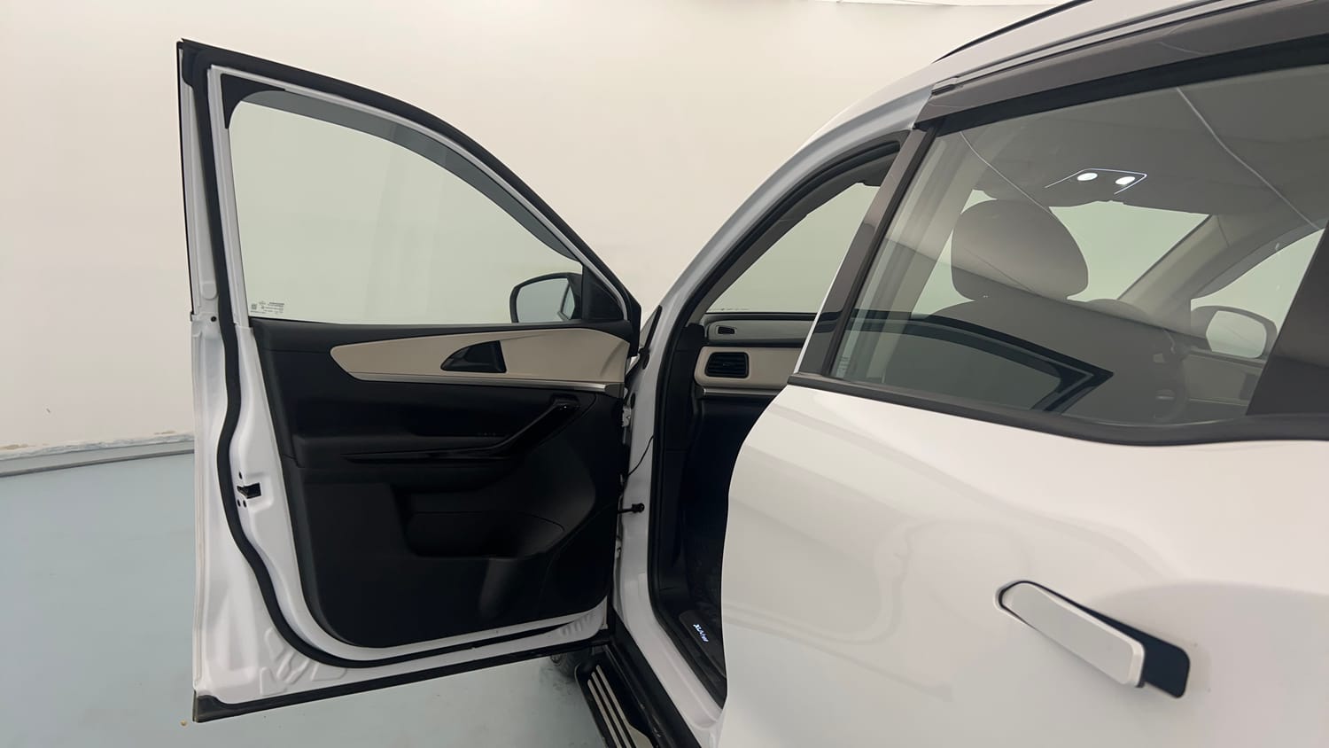 Used 2025 Mahindra XUV700 AX5 Petrol MT 7 STR Petrol Manual interior LEFT FRONT DOOR OPEN VIEW