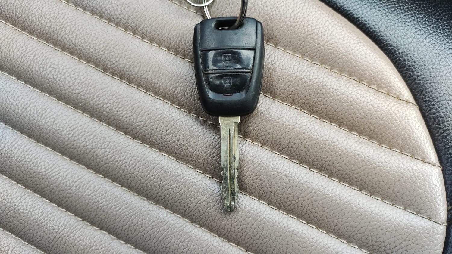 Used 2018 Hyundai Grand i10 Sportz 1.2 Kappa VTVT Dual Tone Petrol Manual extra CAR KEY VIEW