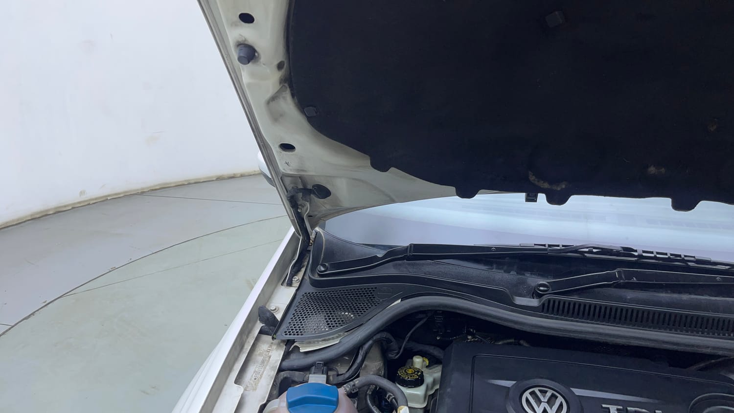 Used 2017 Volkswagen Polo Highline1.5L (D) Diesel Manual engine ENGINE RIGHT SIDE HINGE & APRON VIEW